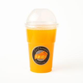 Zumo de naranja recién exprimido