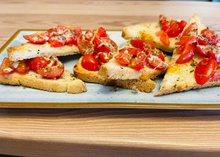 Bruschete cu rosii cherry