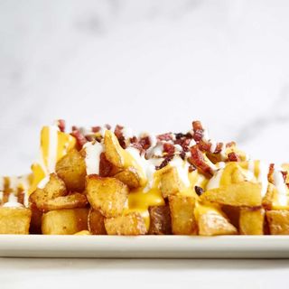 Patatas fritas con bacon y salsa de queso