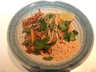 Pad Thai smażony makaron ryżowy z krewetkami