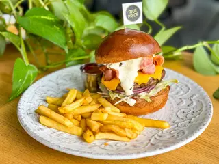 Burger z wołowiną, bekonem i wędzonym sosem jalapeño frytkami i ketchupem