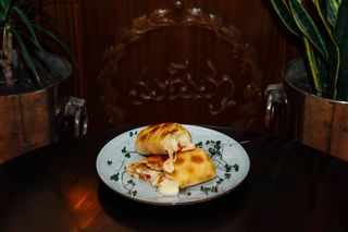 ბაგეტი საქონლის ხორცით და ნაღებით