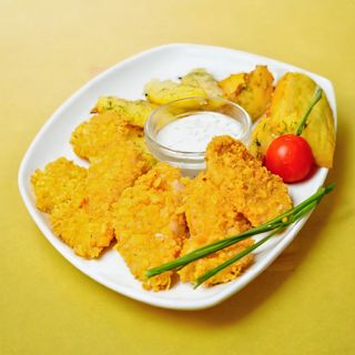 Хрупкави пилешки филенца с картофи соте и млечен сос