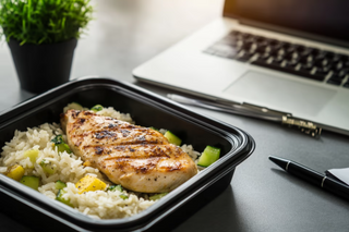 Pileći file sa pirinčem i povrćem