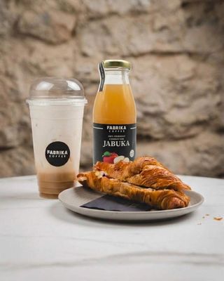 Losos croissant + Iced caramel latte + cijeđena jabuka