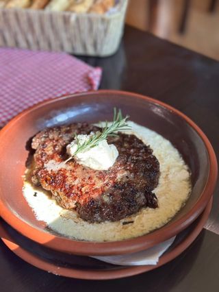 Lovac Pljeskavica u Kajmaku