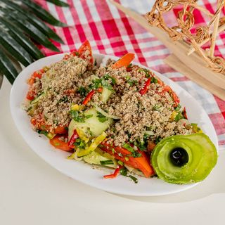 კიტრი და პომიდორის სალათი ნიგვზით