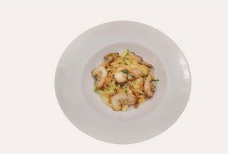 Spaghetti di riso saltati con pollo e verdure