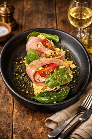 Тост з мортаделлою та трюфельним скремблом