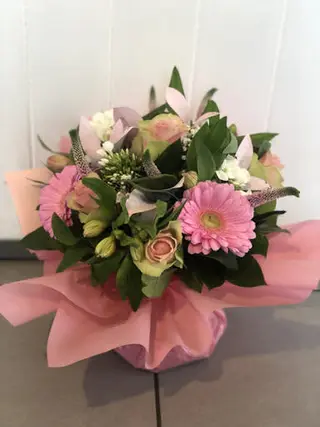 Bouquetto' sui toni del rosa/fucsia con riserva d'acqua
