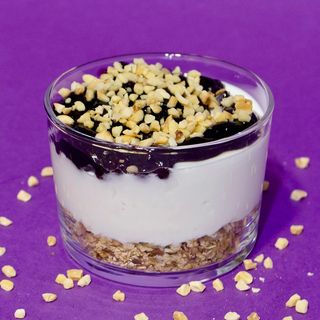 Grčki jogurt sa granolom i džemom od borovnica