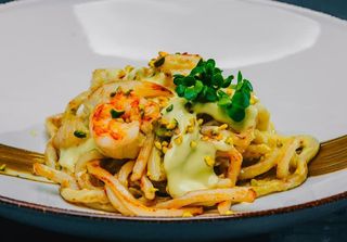 Yaki udon in crema di avocado