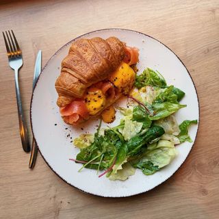 Яйця Бенедикт на круасані з лососем (340г)