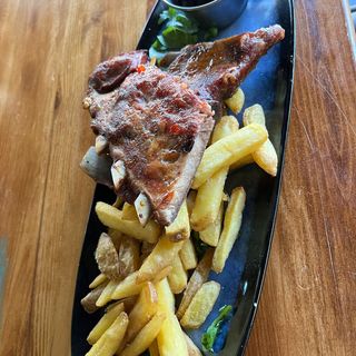 Coaste de porc cu cartofi si sos Bbq