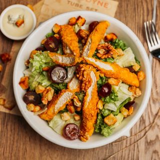 Salată cu pui crispy și sos gorgonzola