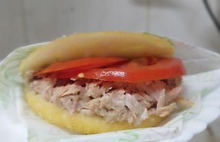 Arepa Atún y Tomate