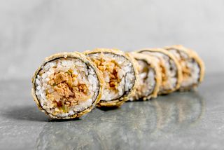 Futomaki z grillowanym tatarem z tuńczyka - rolka w migdałach 6 szt.