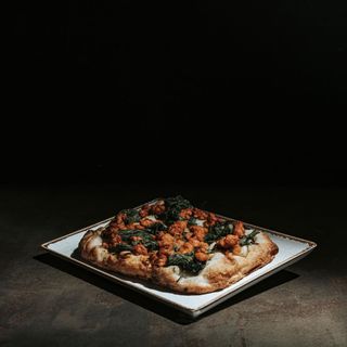Pinsa, cime di rapa, salsiccia rossa, paprika dolce