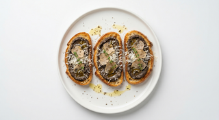 Bruschete cu piure de trufe negre