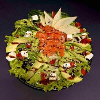 Салат з лососем, грушею та авокадо (240г)