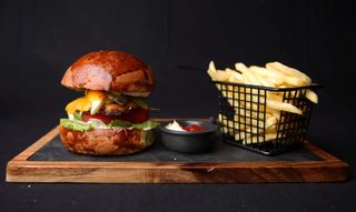 Пилешки грилован бургер с гарнитура пържени картофи 