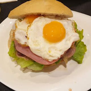Sándwich Mixto Ibérico Con Huevo Frito
