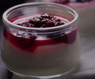 Panna cotta casera con salsa de arándanos