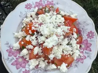Salata de roșii cu brânză de oaie și ulei