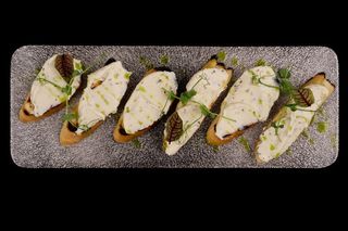 Bruschette sa finim namazom od kozijeg sira, ruzmarinom i bosiljka