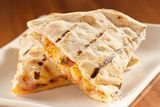 QUESADILLA DE CHURRASCO DE POLLO CON PICO DE GALLO