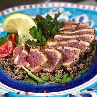 Tonno mi-cuit con mandorle e  erbe aromatiche