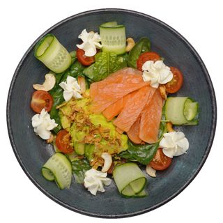 Sałatka z marynowanym łososiem