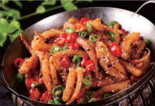 69 Calamaro fresco, salsa piccante nella pentola calda