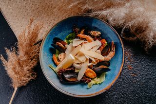 Mix de frunze de salată cu fructe de mare călduțe, avocado și parmezan