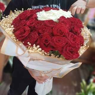 Bouquet géant 50 Roses Rouges & Blanches 