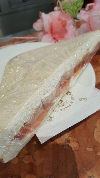 Tramezzino con tonno e pomodoro