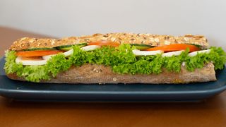 Bagietka - jajo na twardo z sosem bazyliowym