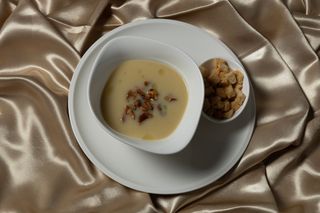 Supa crema de cartofi cu galbiori & crutoane