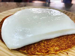 cachapa de mantequilla y queso de mano
