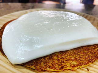 cachapa de mantequilla y queso de mano