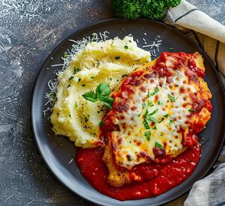 Snitel de pui cu Parmezan si sos de rosii