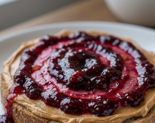 Pan con crema de cacahuete y mermelada