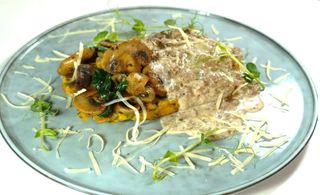 Картофельная брускета с рубленной говядиной, грибами и шпинатом