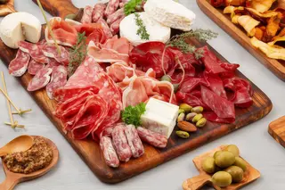 Tagliere di salumi e formaggi con gnocco fritto