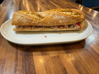 Bocadillo De Atún con pimientos
