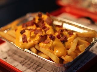 Patatas Fritas con Queso Cheddar y Bacon