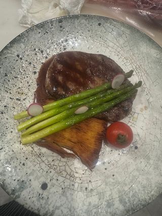 Рибай стек с картофен терин, аспержи и сос Ред лайн