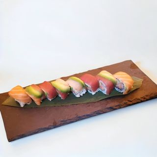 Uramaki rainbow roll 8 pezzi