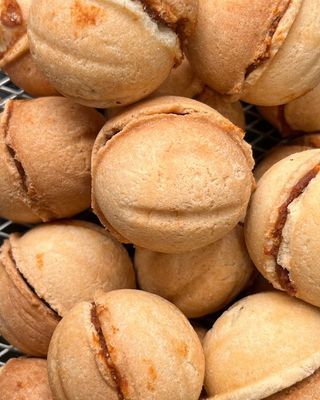 Walnut cookies with caramelized milk