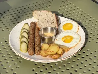 Сніданок з молодою картоплею та Мюнхенськими сосисками (200g)